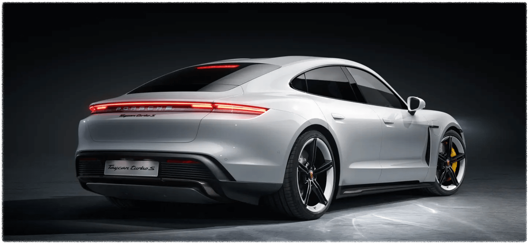 포르쉐타이칸-후면이미지