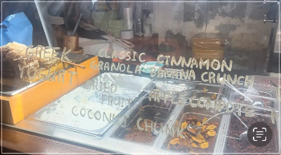 도토리가든-안국점-벌꿀-요거트-다양한-토핑-나열된-사진 