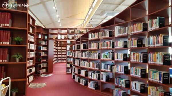 곡선형 서가가 돋보이는 손기정문화도서관의 실내 모습