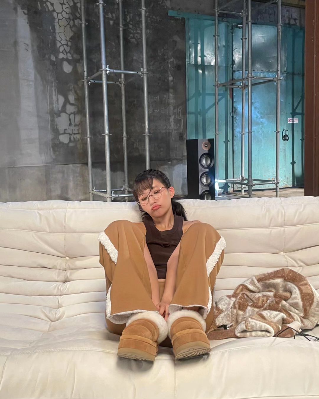 가수 전소연 소파에 앉아 있는 사진