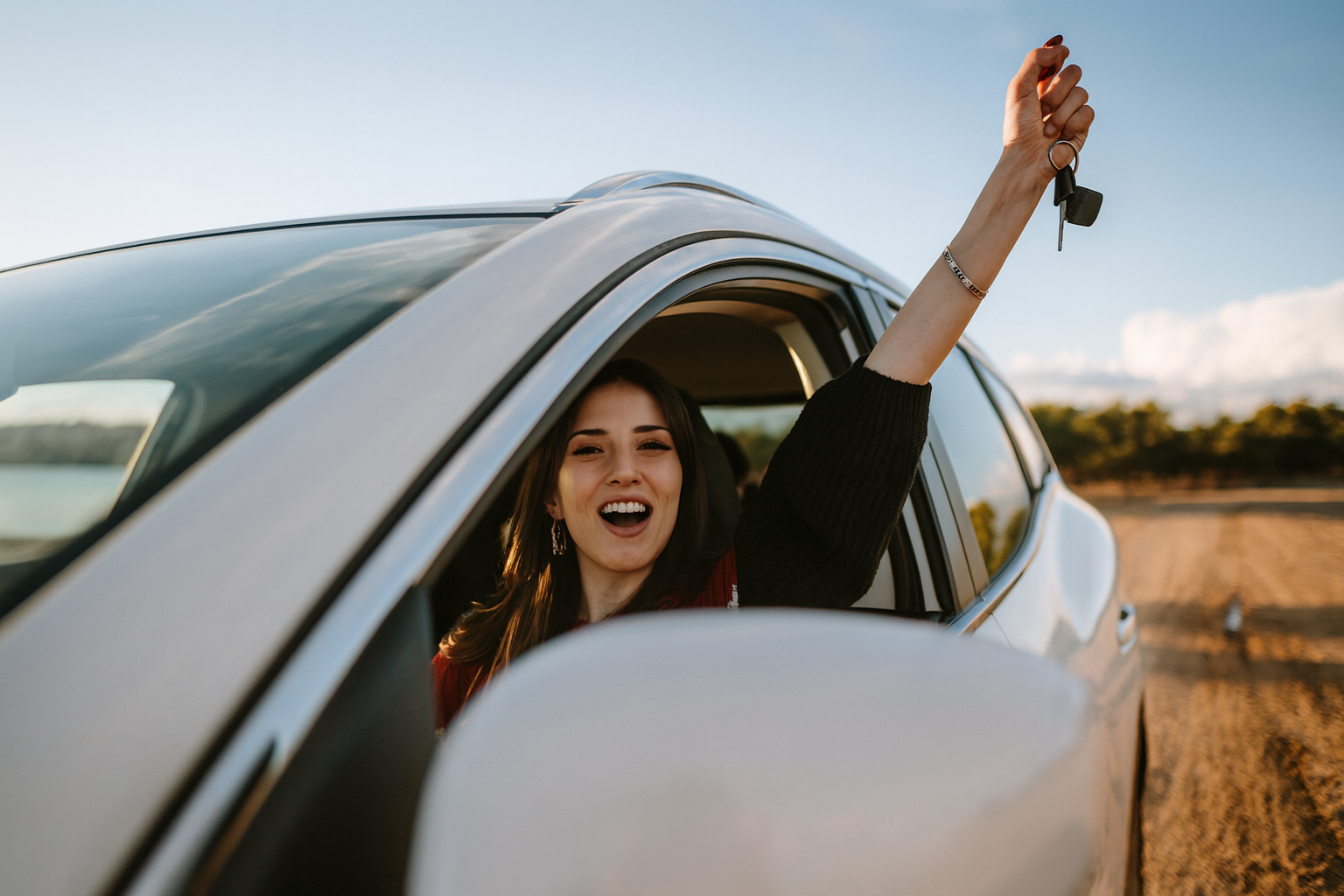 첫 차를 사고 기뻐하는 여자