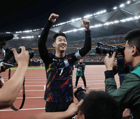 두손들고 화답하는 이강인