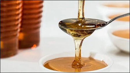 꿀이 흘러내리고 있는 스푼