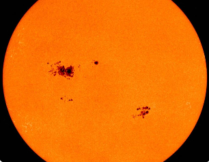 태양 표면의 태양 흑점을 보여주는 사진