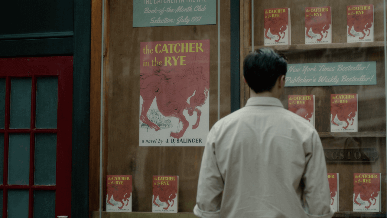 호밀밭의 파수꾼이 출간된 모습을 지켜보는 샐린저의 뒷모습