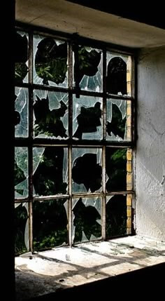 열두개의-유리창이-모두-깨져-을씨년스런-모습