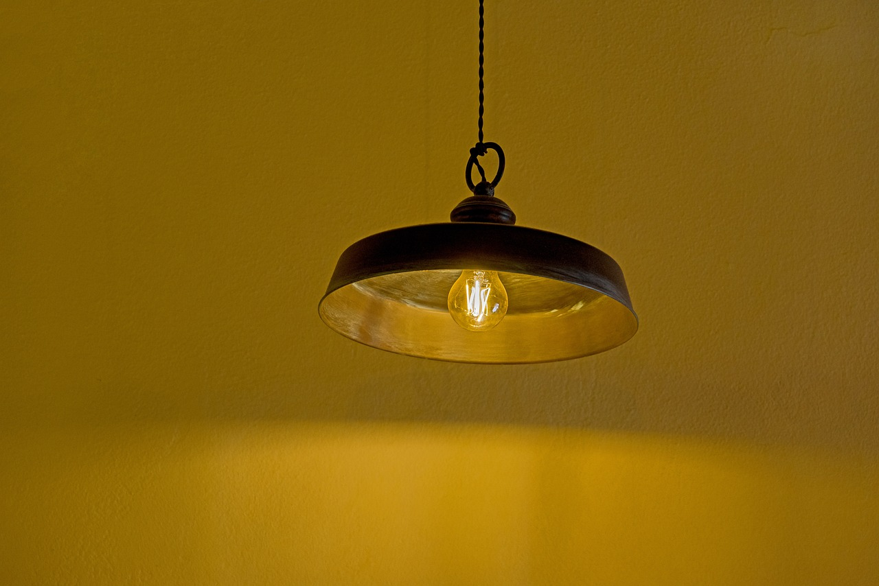 조용한 공간에 따뜻하게 켜진 감성 조명