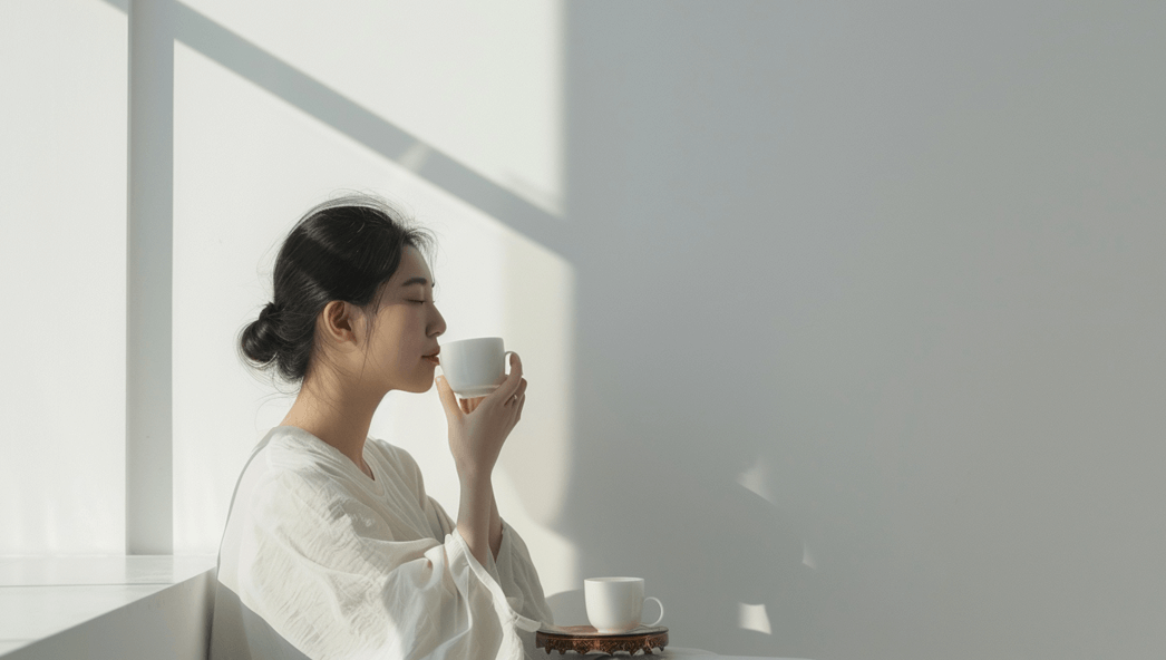 따뜻한 차를 마시며 집중 회복 루틴을 시작하는 고요한 순간
