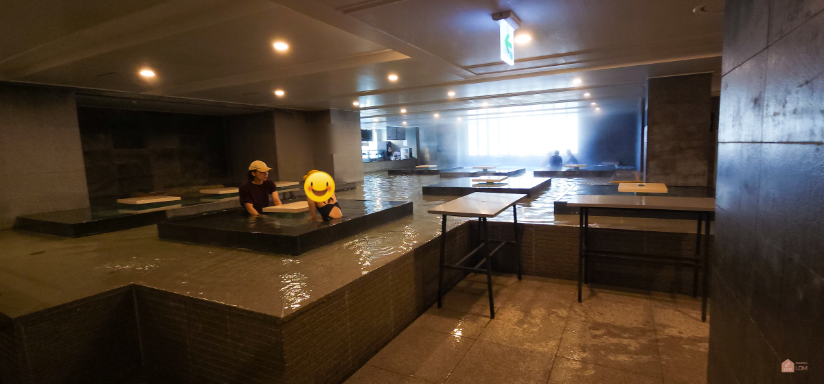 아쿠아바에서-대화나누며-음식먹는사람들-한적한시간