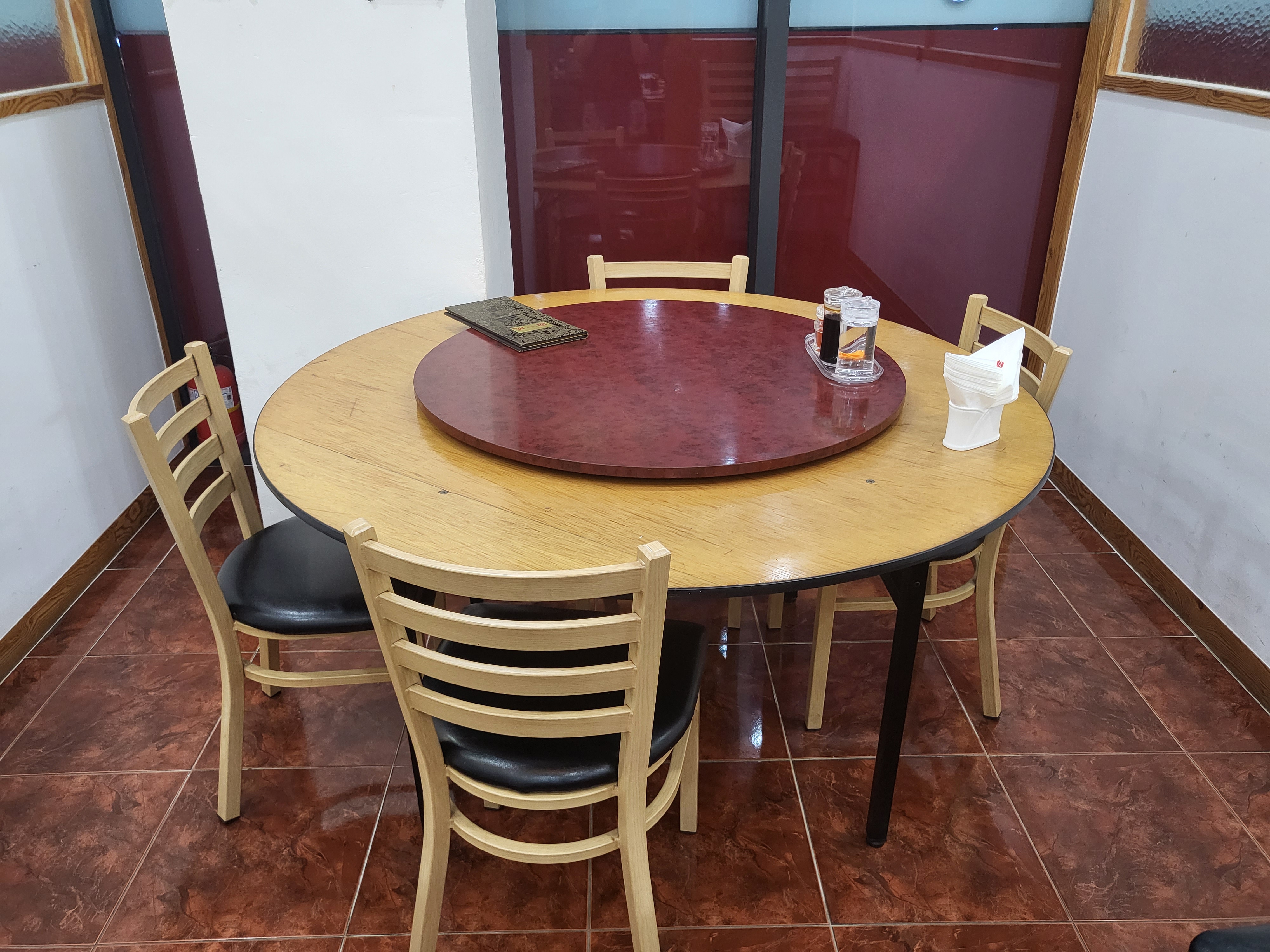 국일성 - 원형테이블