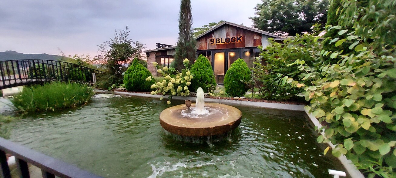 정경운 작은 연못의 분수로 시원함과 편안함이 느껴집니다