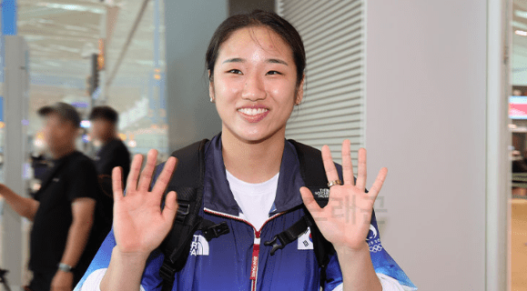 안세영 손 인사 하고있는 모습