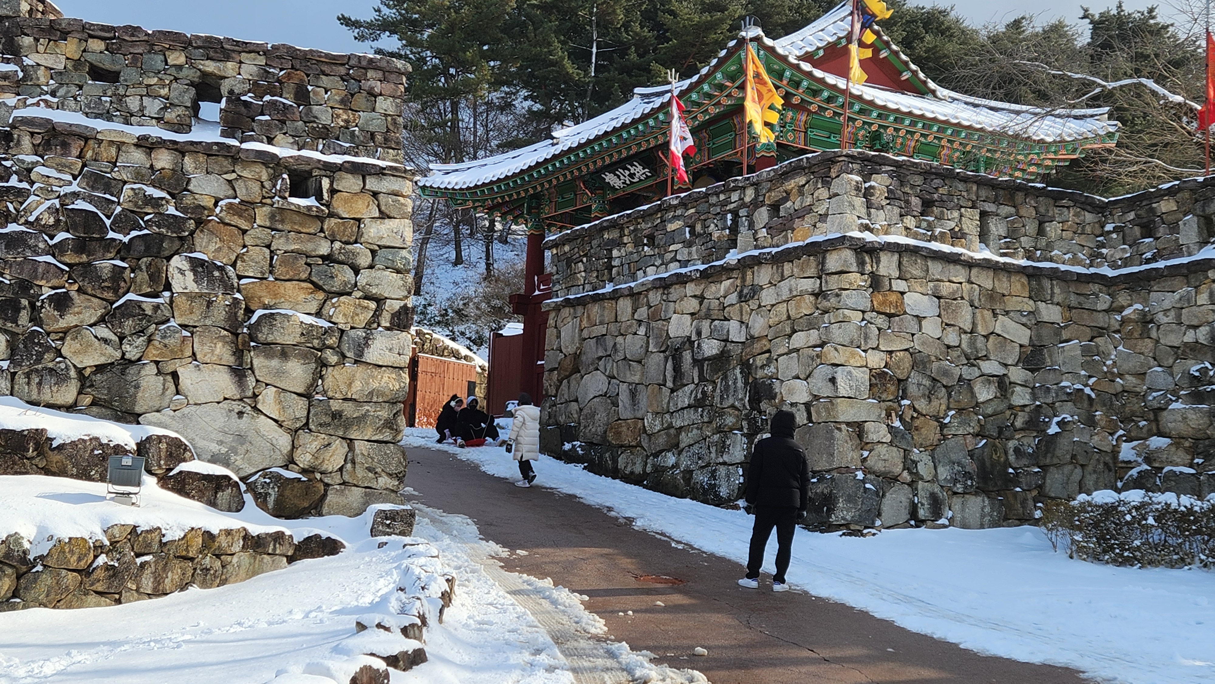 고창읍성 정문에서 썰매타는 아이들