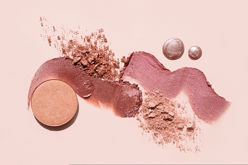 여름 뷰티에 가벼운 파운데이션으로 새로운 매력을 더하세요 : 편안한 착용감과 자연스러운 커버력을 가지 메이크업 룩의 비결