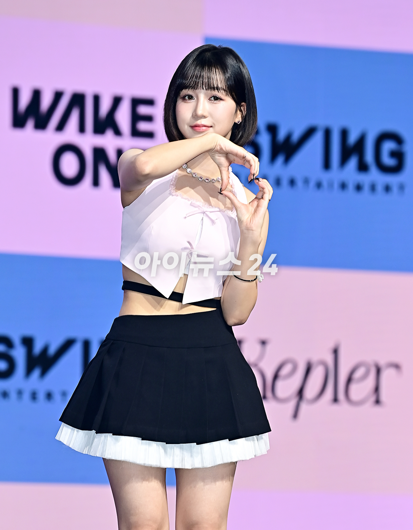 걸그룹 케플러(Kep1er) 히카루가 25일 오후 서울 광진구 예스24 라이브홀에서 열린 다섯 번째 미니앨범 'Magic Hour' 쇼케이스에서 포토타임을 갖고 있다. [사진=곽영래 기자]