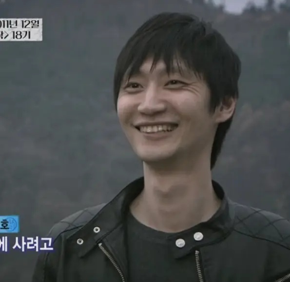 나솔사계- 이마를 가리는 약간 긴머리에 검은자켓을 입고 웃고있는 남자3호