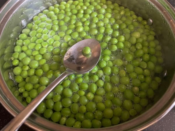 완두콩 삶는법 - 5분 되었을 때 한 알 더 맛보기, 다 익음