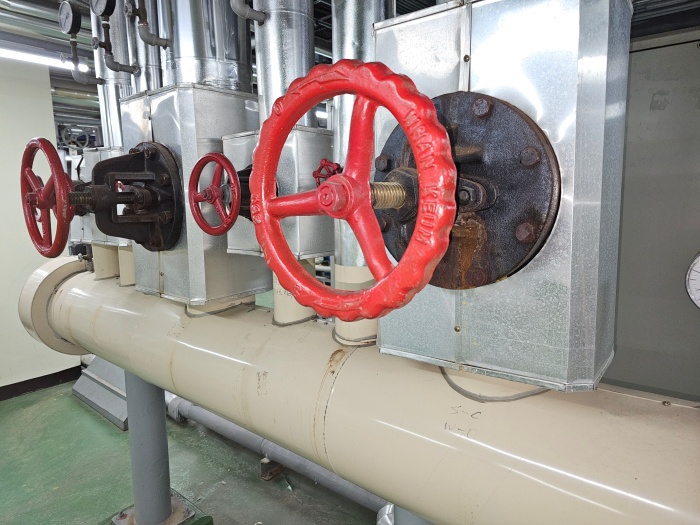 빨간색의-기계실-밸브