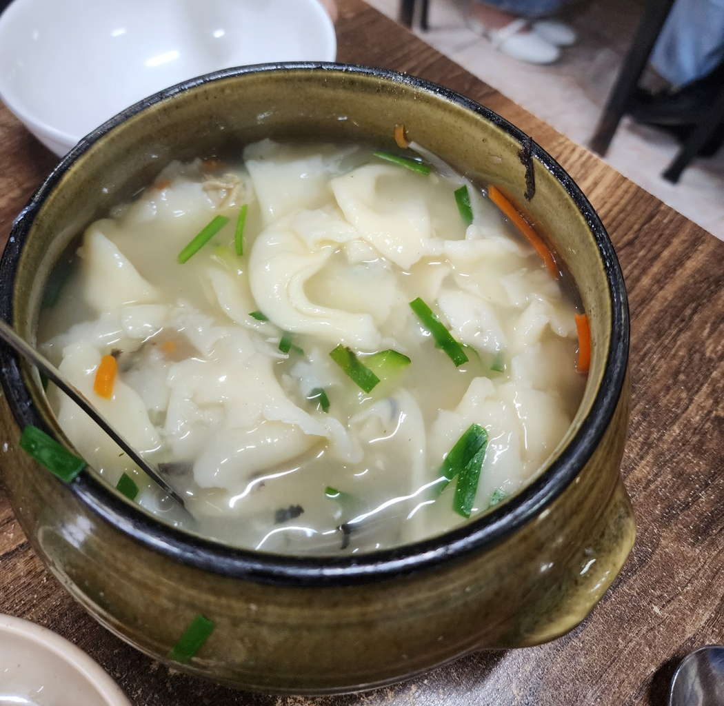 수제비한그릇에 나오고 각자그릇에 덜어먹어요