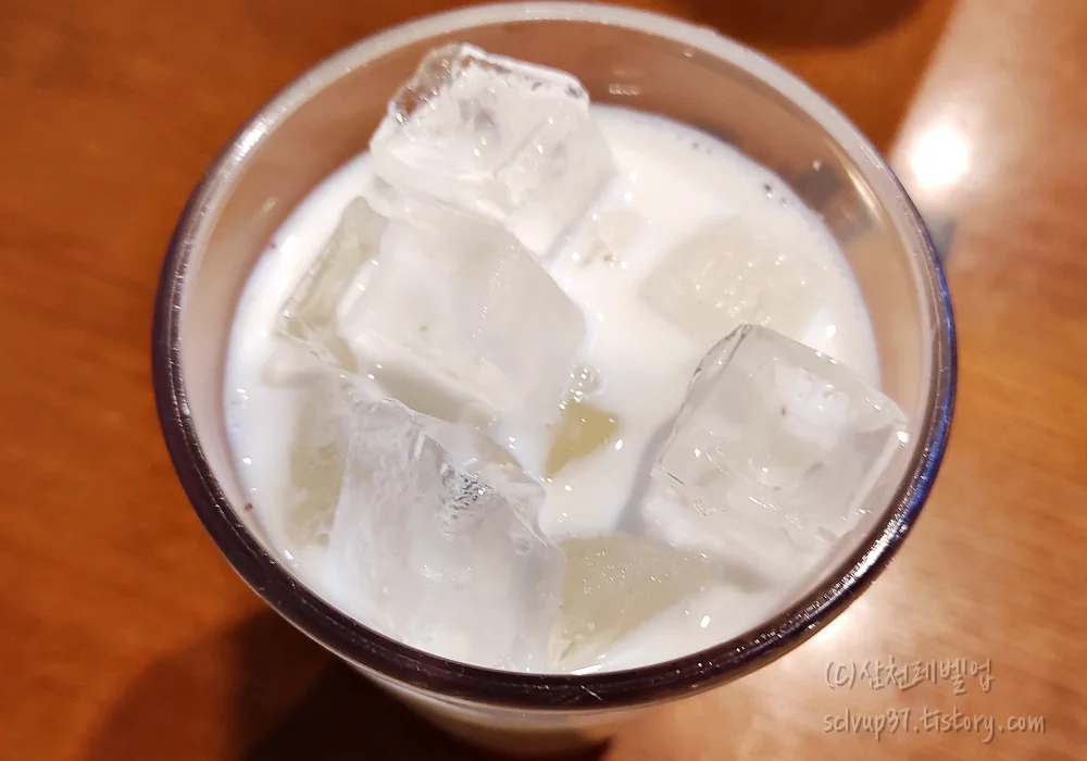 딸기라떼 위에 우유부분