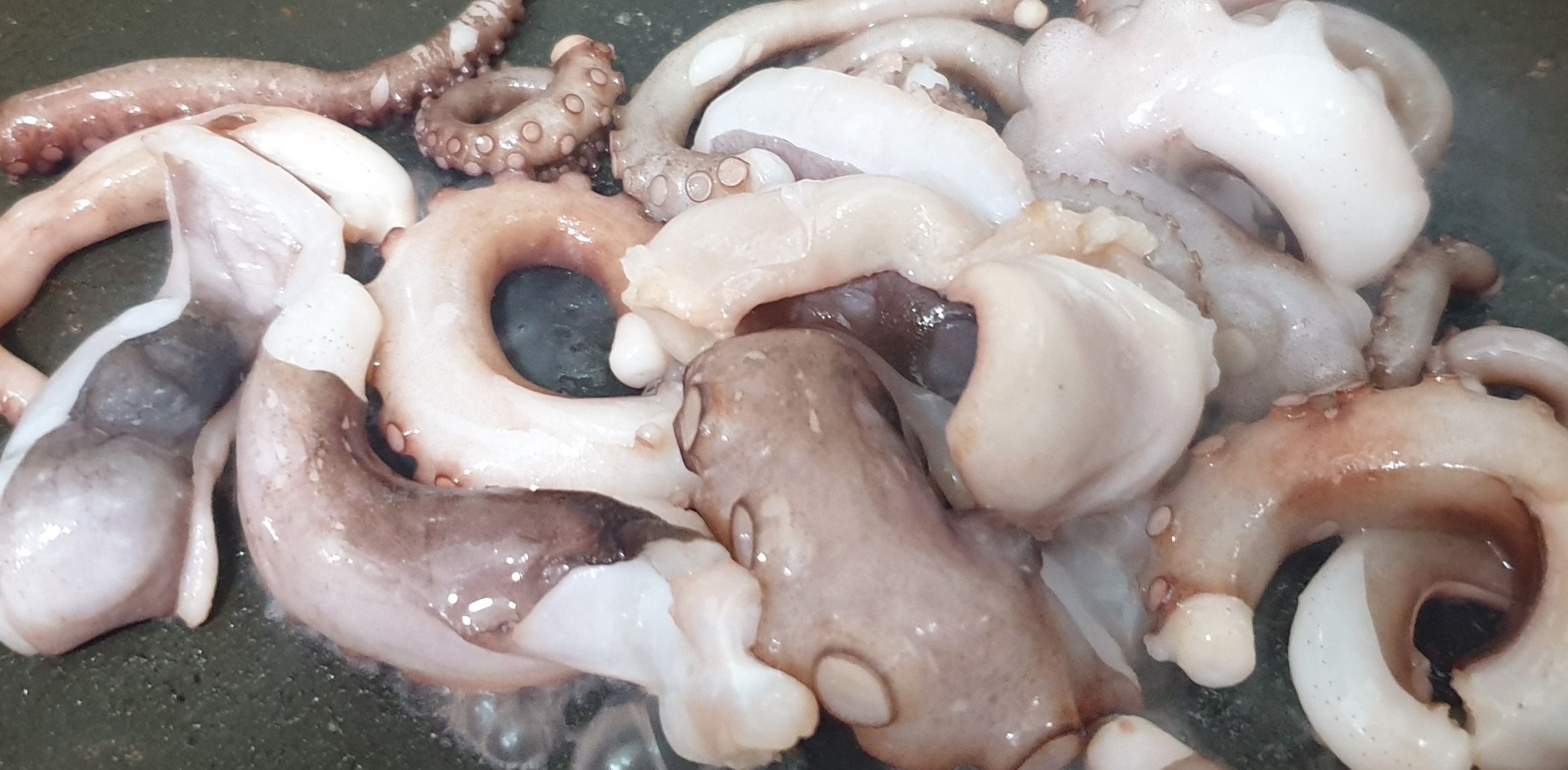 낙지를 프라이팬에 볶는 중