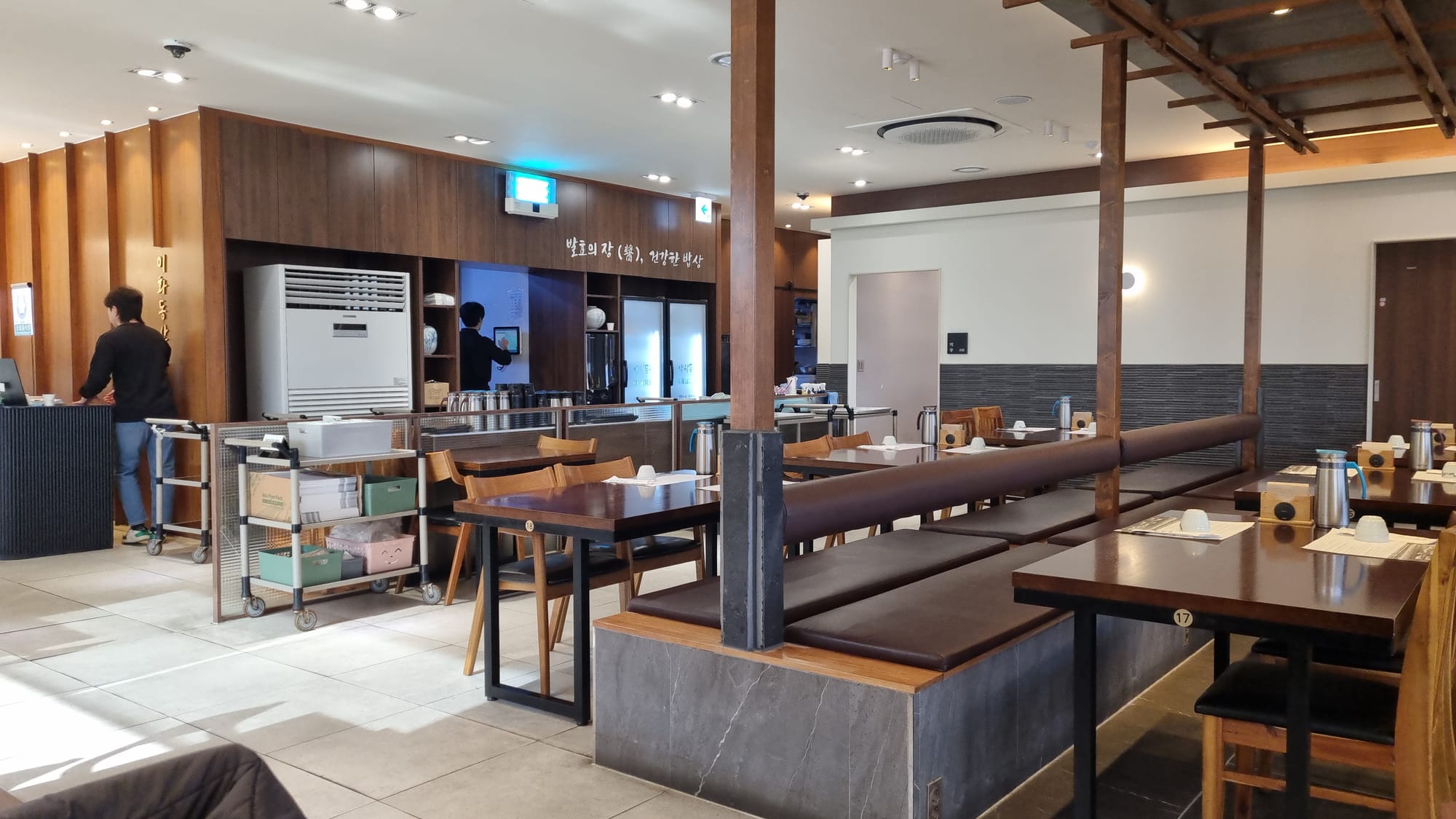 식당 내부를 보여주는 이미지입니다.