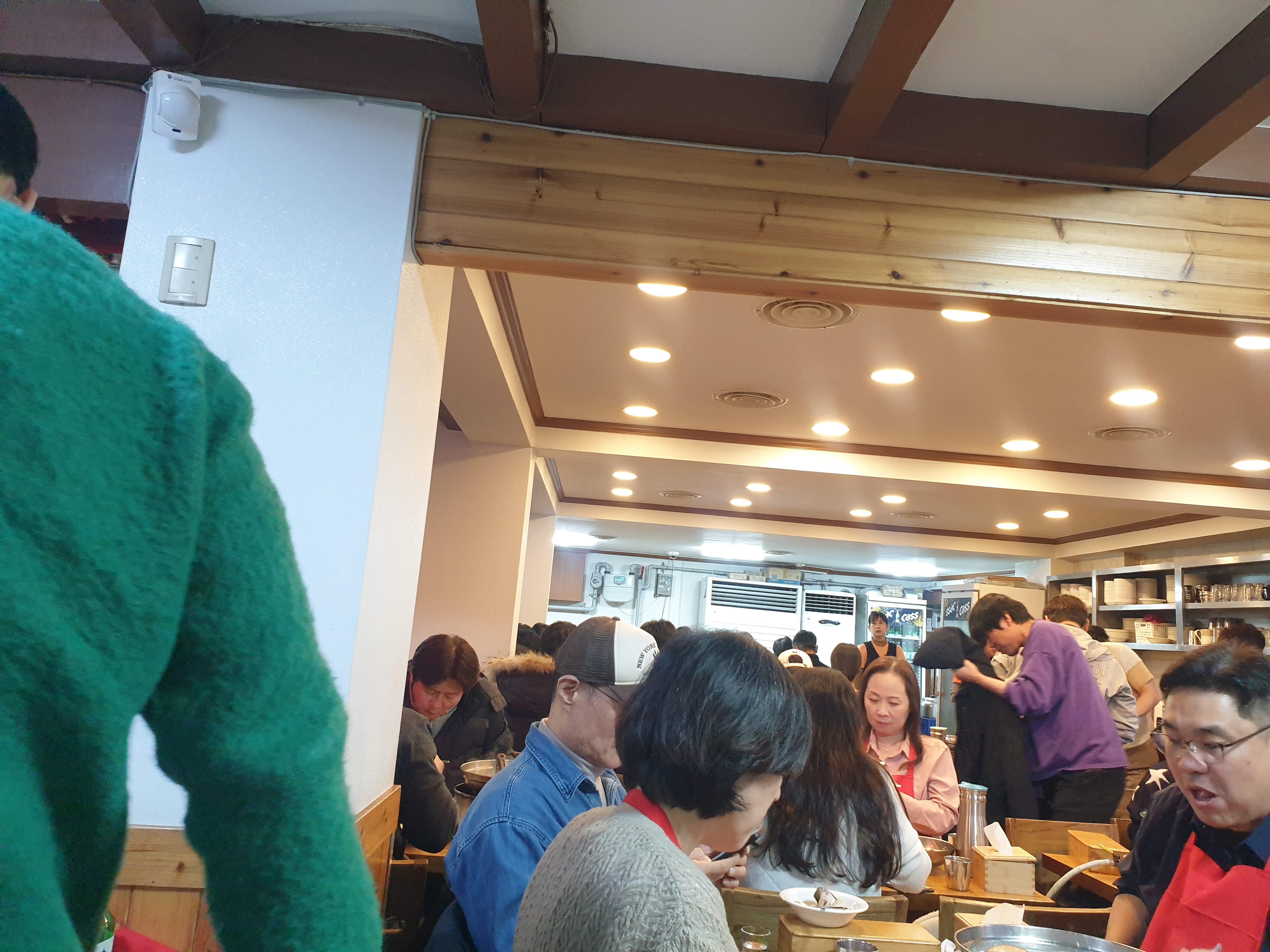 종각역 백부장집 닭한마리 실내 북적이는 테이블