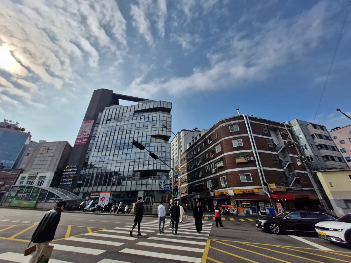 횡단보도를-건너고-있는-사람들