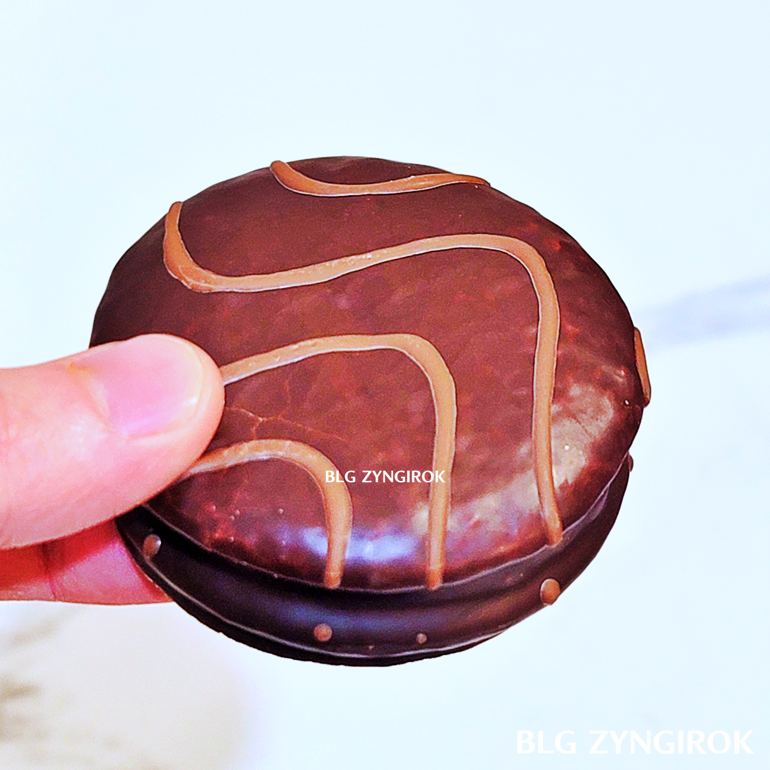 몽쉘 딸기맛을 들고 있는 모습이다.