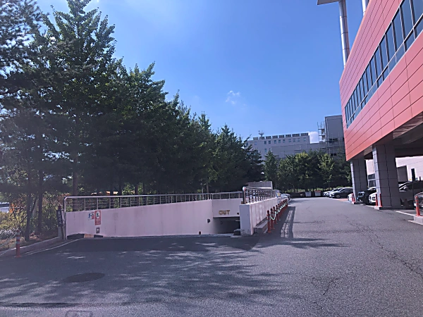 오토밸리복지센터 지하주차장 입구