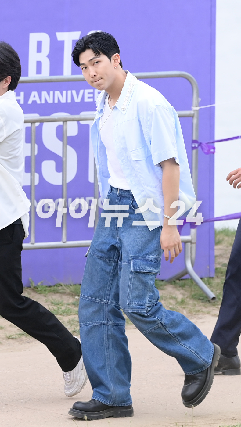 방탄소년단 RM(김남준)이 17일 서울 영등포구 여의도 한강공원에서 열린 방탄소년단 데뷔 10주년 FESTA @여의도(BTS 10th Anniversary FESTA @Yeouido)의 &#39;오후 5시 김남준 입니다&#39; 코너 진행을 마치고 퇴장하고 있다. [사진=정소희 기자]