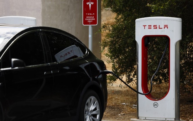 테슬라, 美 환경당국에 배출가스 규제 유지 요청한 이유와 파급 효과 관련 사진
