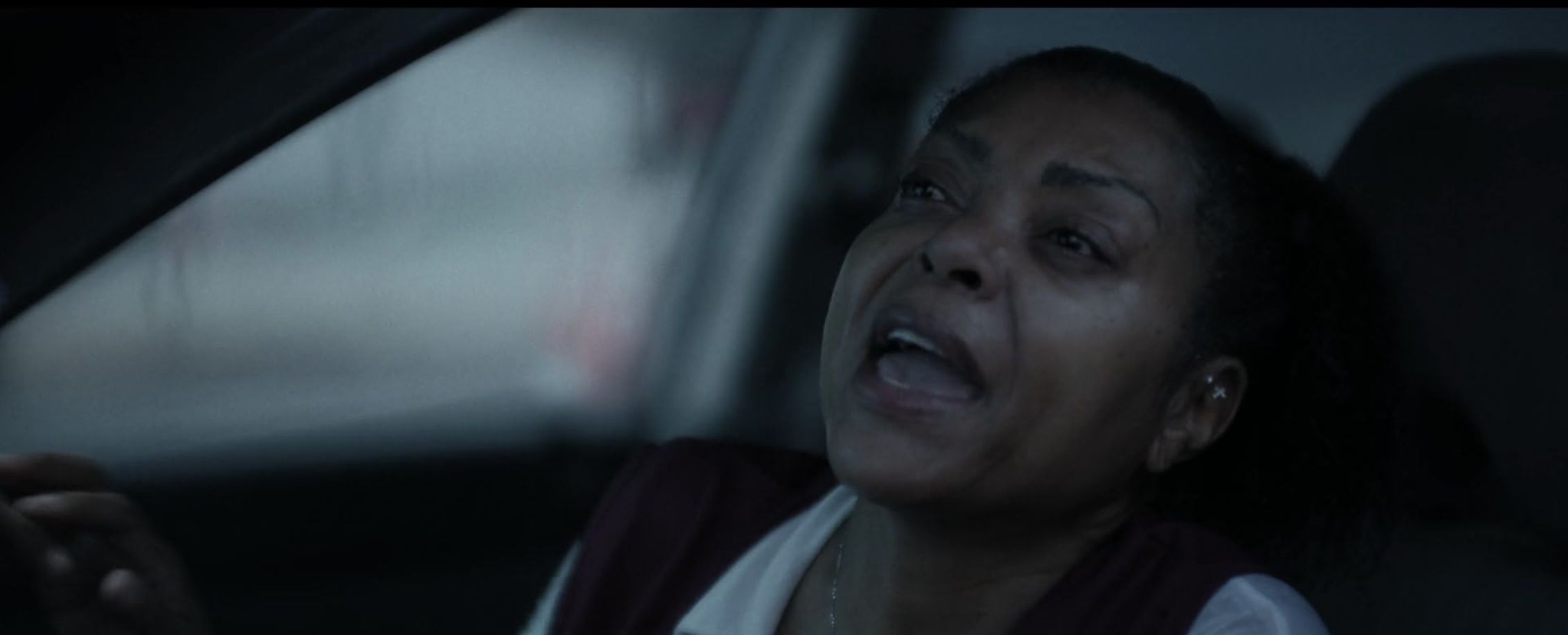 영화 《벼랑 끝에 서서》에서 자니야 윌킨슨 역을 맡은 타라지 P. 헨슨이 차량 안에서 오열하는 장면 스틸컷