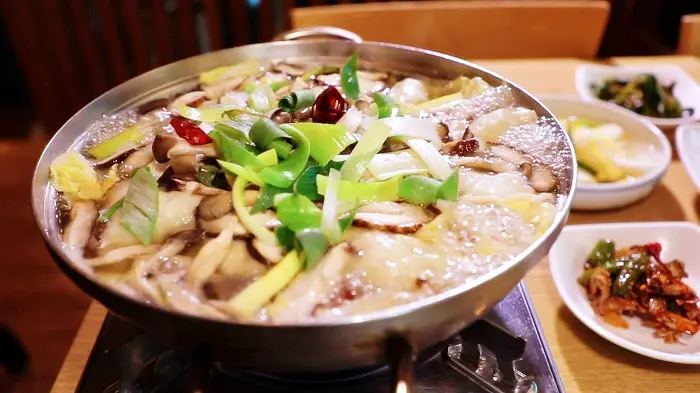 김영철의 동네 한 바퀴 서울 토박이의 맛 모자의 만두전골과 고추장 두부찌개 맛집 서초 반포동 맛집 소개
