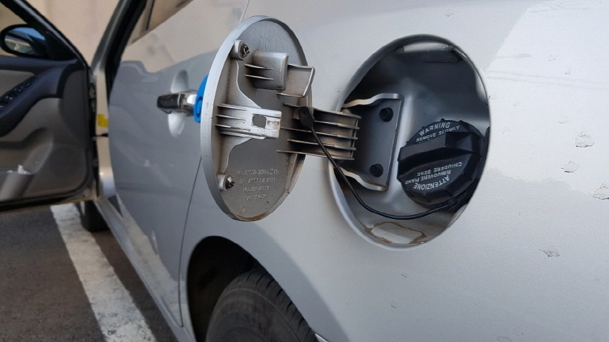 자동차 기름 넣는 곳