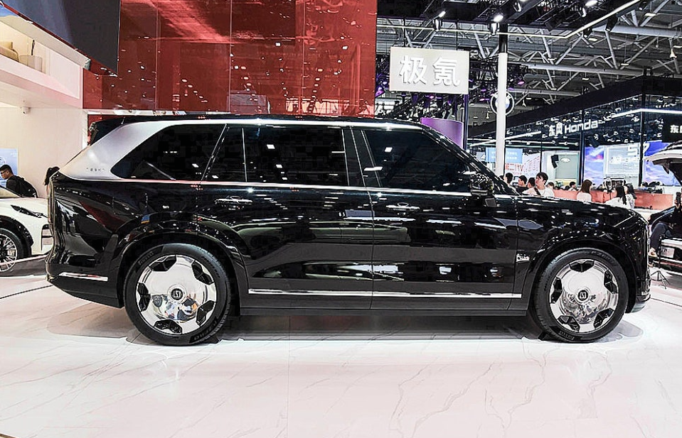 압도적인 존재감의 지커 대형 SUV 디자인