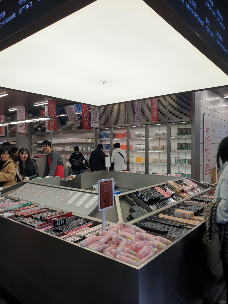 각종 화장품이 진열된 매대.
