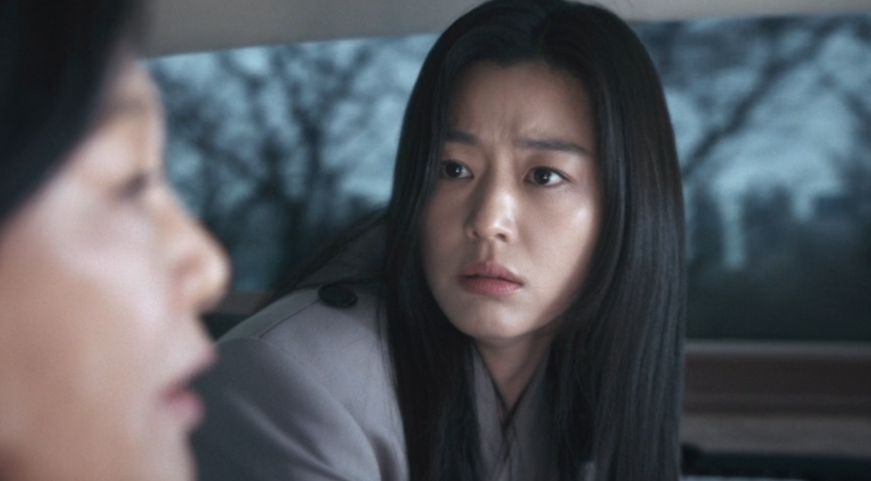 전지현 배우님이 앞을 바라보는 모습