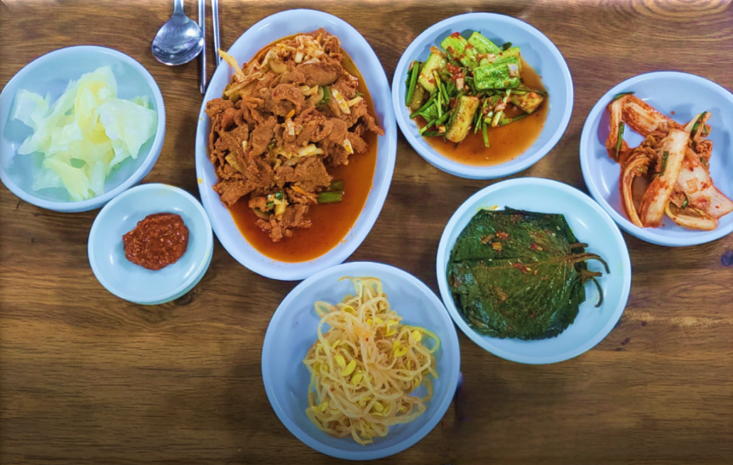 영등포 냄비밥집의 제육볶음과 반찬들