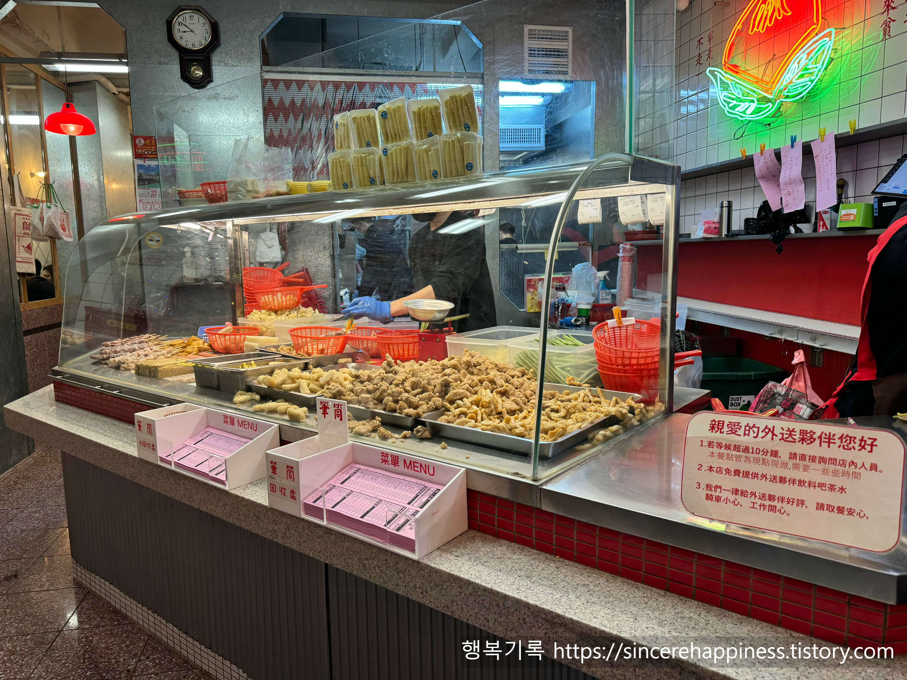 오픈형 주방에서 신선한 옌수지 재료를 튀겨내는 직원들의 모습