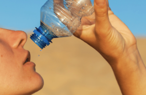 물을 마시는 사람