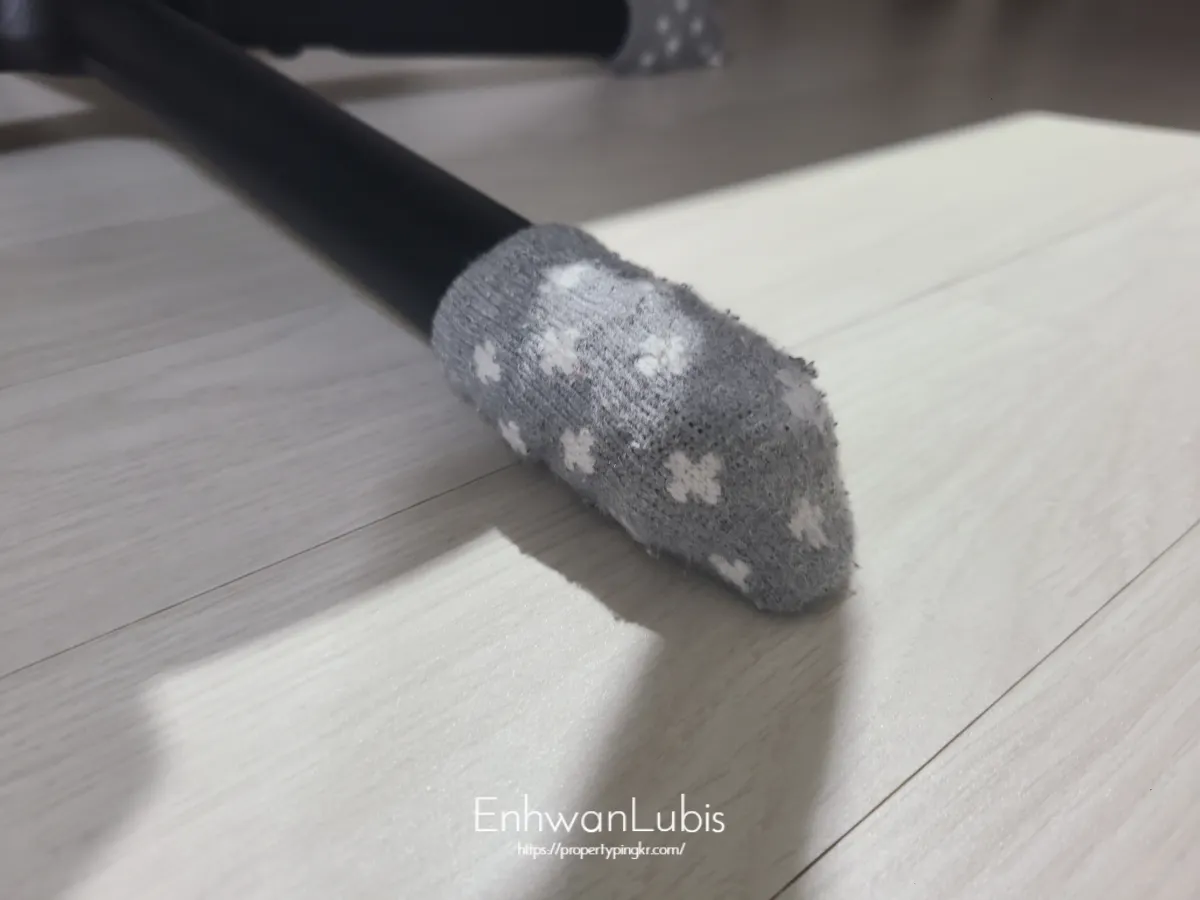 검은색-사선형-의자다리-희색깔-의자발커버를-씌워놓은