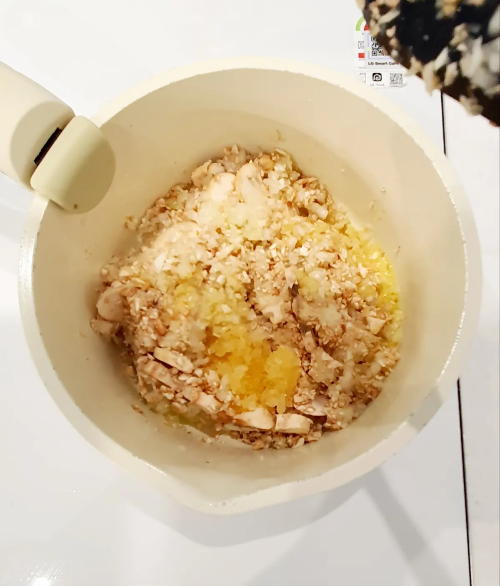다진-양파와-다진-양송이-바섯-다진-마늘-섞기