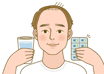 탈모약을 들고 있는 탈모가 진행된 남성