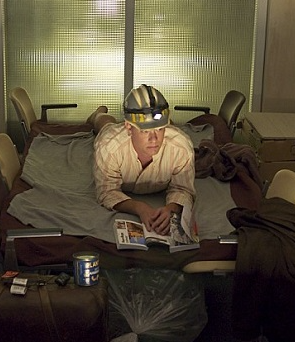 영화 속 주인공이 터미널에서 노숙을 하는 모습