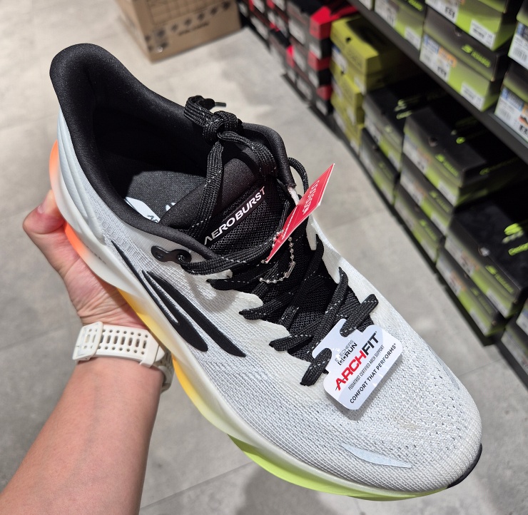 스케쳐스 쿠션 좋은 러닝화