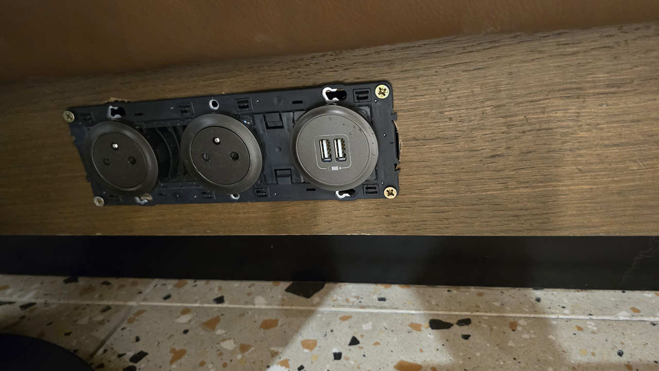 리옹 스타벅스 콘센트