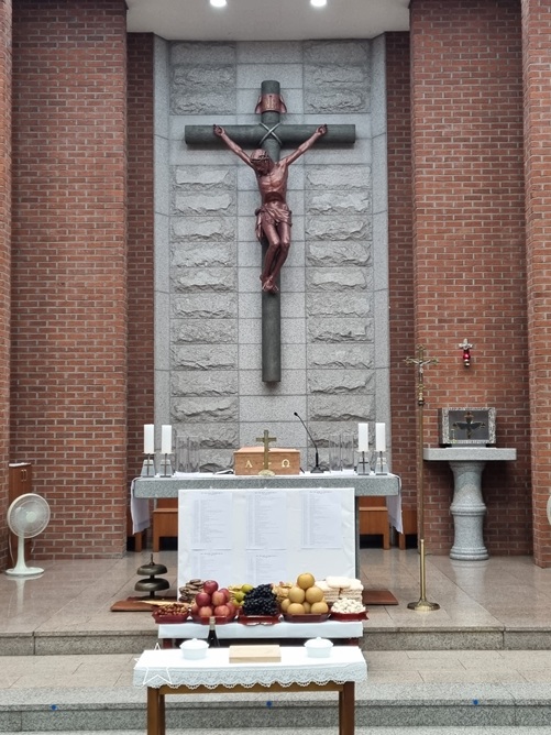 2025년 10월 6일 군산 조촌동성당 추석 합동위령미사 제대, 제단 사진