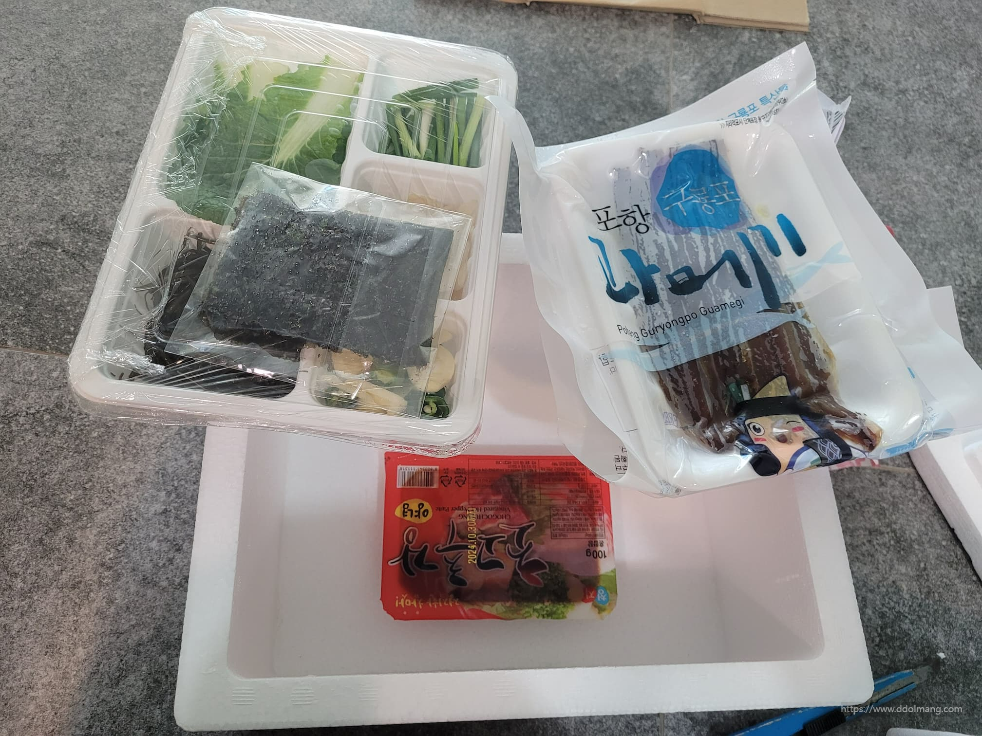 미역 묵은지 쪽파 배추 마늘 초장으로 구성된 과메기 택배 구성