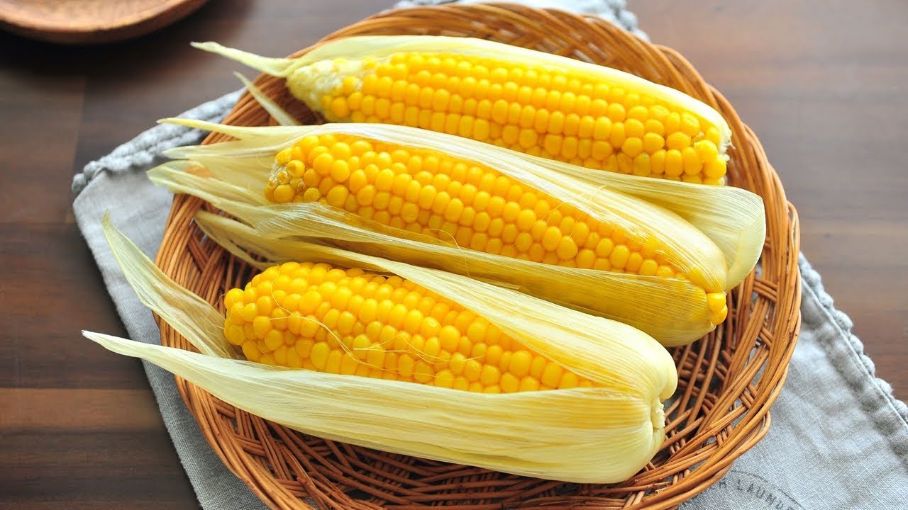 옥수수가_쌓여있는-모습